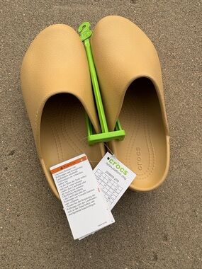 Crocs Dylan platform NWT tan size 8